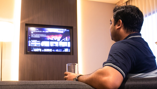 43-inch 4K smart TV with mirroring and casting functions