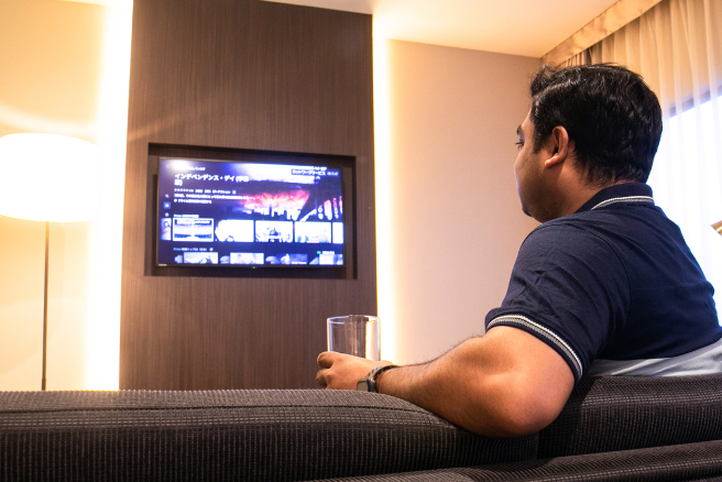43-inch 4K smart TV with mirroring and casting functions