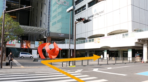 横断歩道を渡り右手
