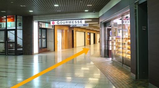 「GOURMESSE（グルメッセ）」に入り直進