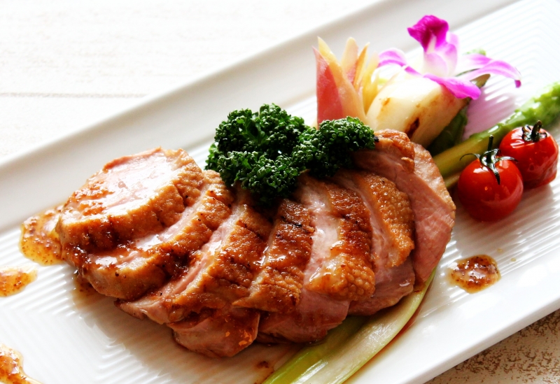 〈ディナーブッフェ〉 ナトゥーラ「肉フェスタ」開催!お子様が無料になる家族三世代のご利用がお得!暑さを吹き飛ばすお肉料理でパワーチャージ