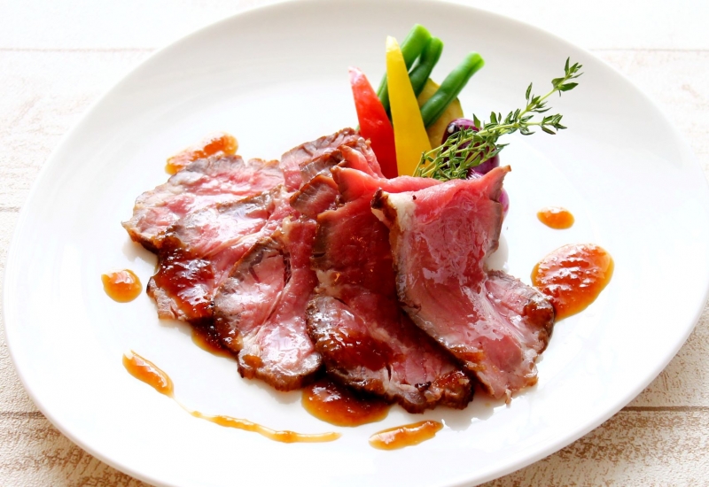 〈ディナーブッフェ〉 ナトゥーラ「肉フェスタ」開催!お子様が無料になる家族三世代のご利用がお得!暑さを吹き飛ばすお肉料理でパワーチャージ